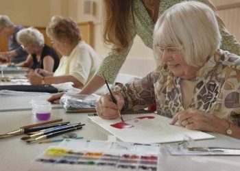 هنر و پیری: چگونه هنر می‌تواند کیفیت زندگی سالمندان را بهبود دهد