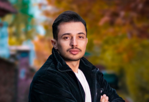 دانلود آهنگ تو اولین عشق تو آخرین عشق تویی لایق پرستش